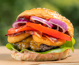 Burger BBQ z panierowanym krążkami cebulowymi