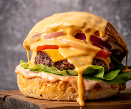 Cheeseburger w sosie serowym