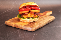 Burger BBQ z panierowanym krążkami cebulowymi