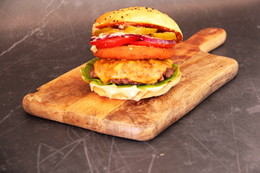 Burger z panierowanym serem i jalapeno