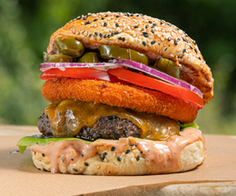 Burger z panierowanym serem i jalapeno