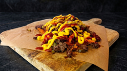 Loaded fries (bataty) ze smażoną wołowiną i jalapeno