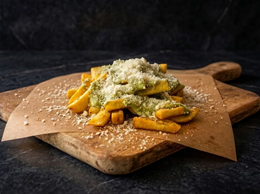 Loaded fries z parmezanem i sosem pesto-majo