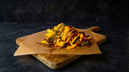 Loaded fries ze smażoną wołowiną i jalapeno